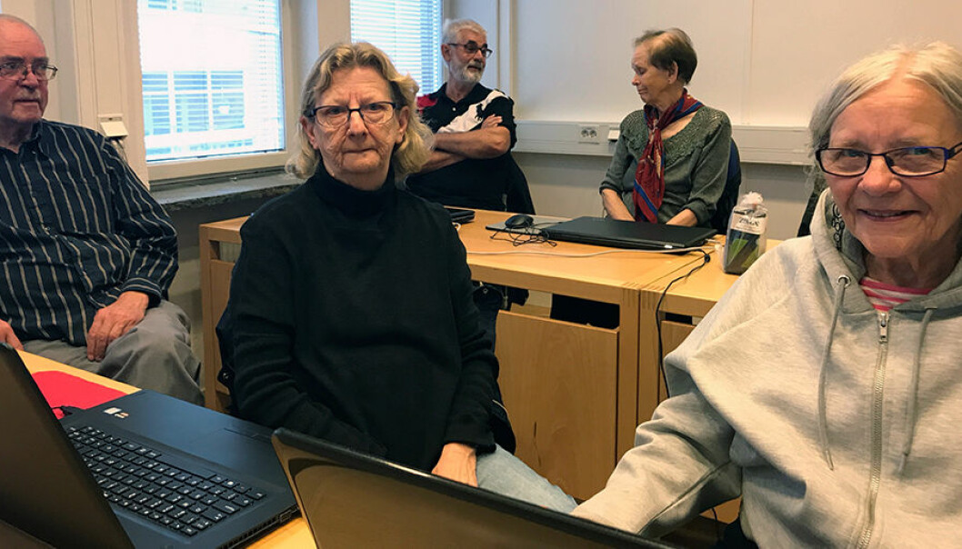 Christer Nilsson, Barbro Nilsson och Anita Danielsson under en studiecirkel.