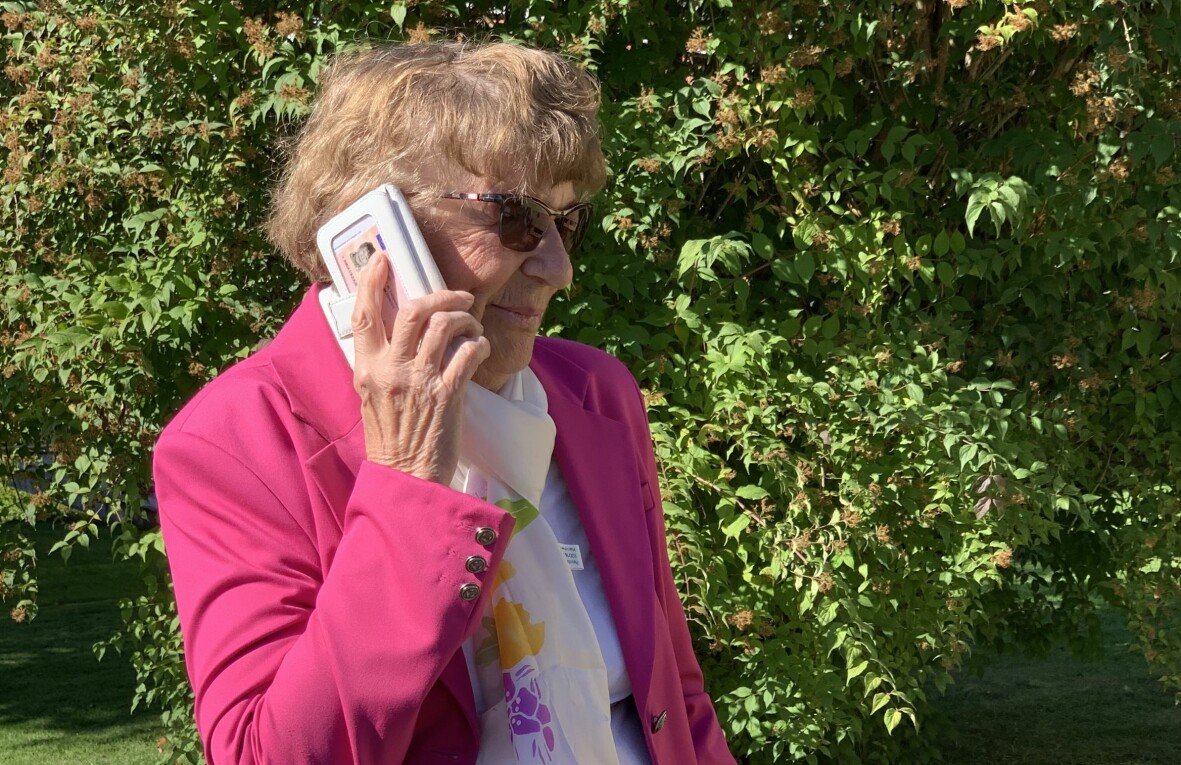 Ibland blir det samtal till sönerna när Marianne behöver hjälp med det tekniska. Äldre kvinna med smartphone.