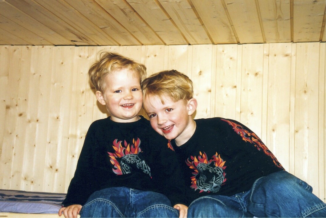 Alexander, som senare blev sjuk i cancer, skrattar tillsammans med lillebror Daniel.