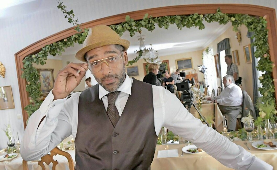 Alexander Karim i Colin Nutleys serie <em>Bröllop, begravning och dop</em>. Foto: Roger Lundsten/Aftonbladet/TT Alexander Karim i finkläder i ett festligt rum i Colin Nutleys serie Bröllop, begravning och dop.