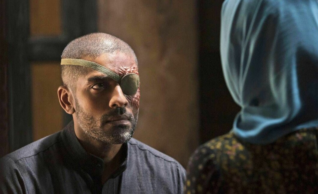 Alexander Karim med ärr i ansiktet och lapp för ögat i den amerikanska tv-serien Tyrant.