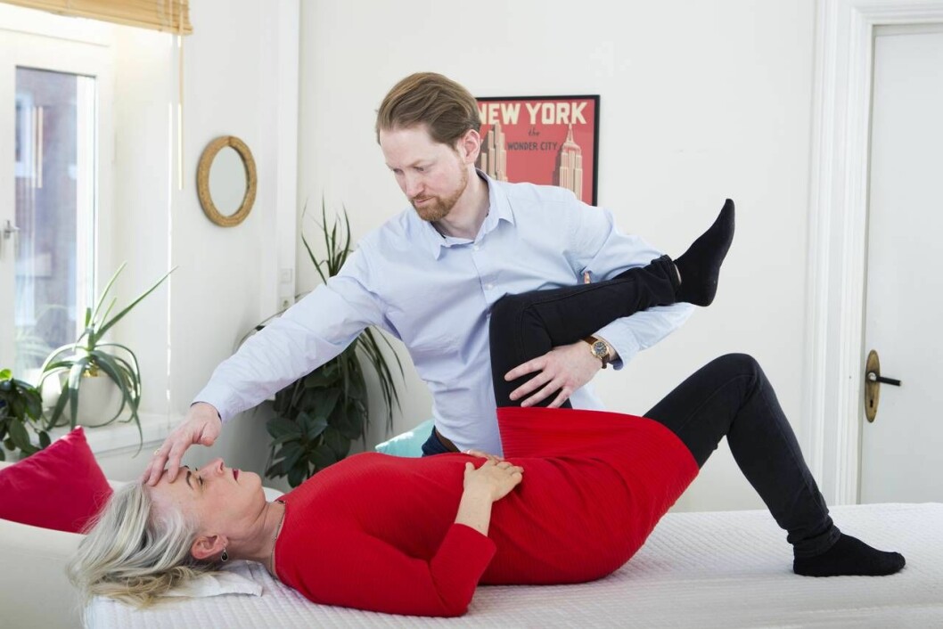 Anna-Carins diskbråck botades med alexanderteknik. Björn Jungner är alexanderlärare och visar här hur en behandling kan gå till. Björn Jungner är alexanderlärare och visar här på Anna-Carin hur en behandling kan gå till.