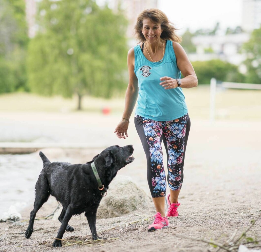 Alexandra Zazzi jobbar med hunden Kimmie