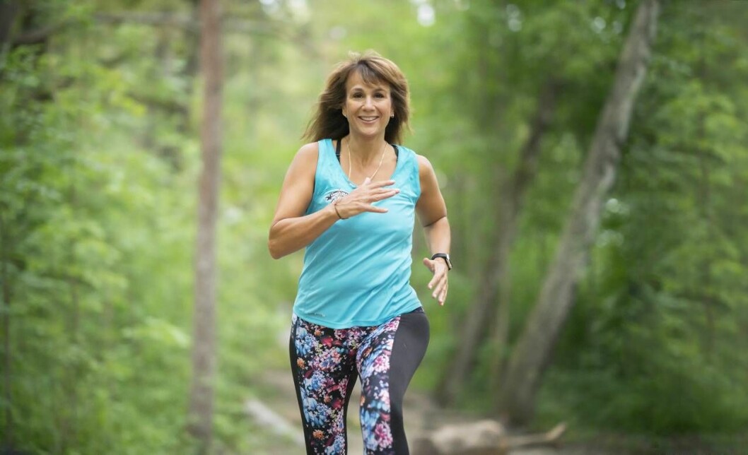 Närheten till naturen är viktig för Alexandra Zazzi. Alexandra Zazzi springer i ett vackert naturområde.
