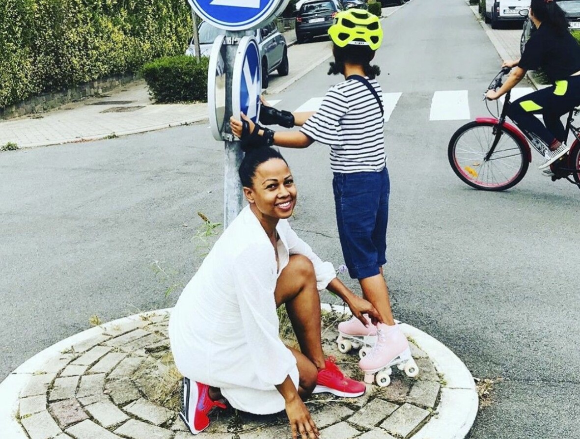 Med en av tre döttrar på bilfri dag i Bryssel. Alice Bah Kunke med sin dotter i Bryssel.