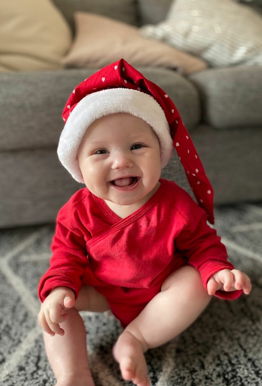 Alice första jul i livet var hon färdigbehandlad och hade precis blivit fri från sin sond. Foto: Privat Alice Ström firar jul utklädd till tomte.