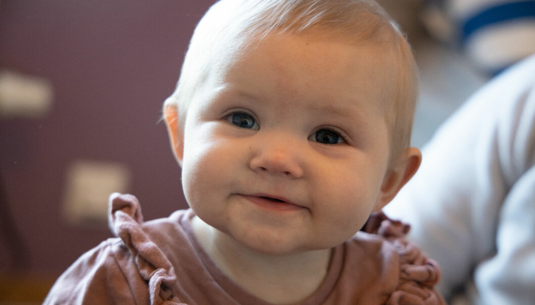 I dag är Alice snart ett år gammal och färdigbehandlad. Foto: Minna Wallén-Widung Alice Ström hemma i Varberg.