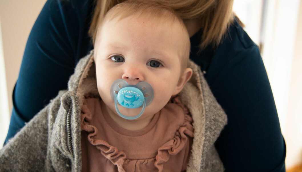 Alice gör sig redo för en tupplur i vagnen med mamma Thereses hjälp. Foto: Minna Wallén-Widung Alice Ström i mamma Therese Ströms famn.