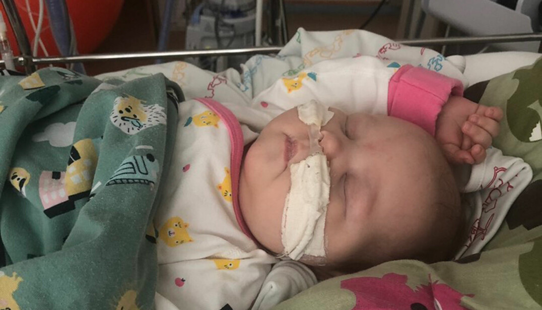 Alice tillbringade sina första månader i livet på sjukhuset. Foto: Privat Alice Ström på sjukhuset under sin cancerbehandling.