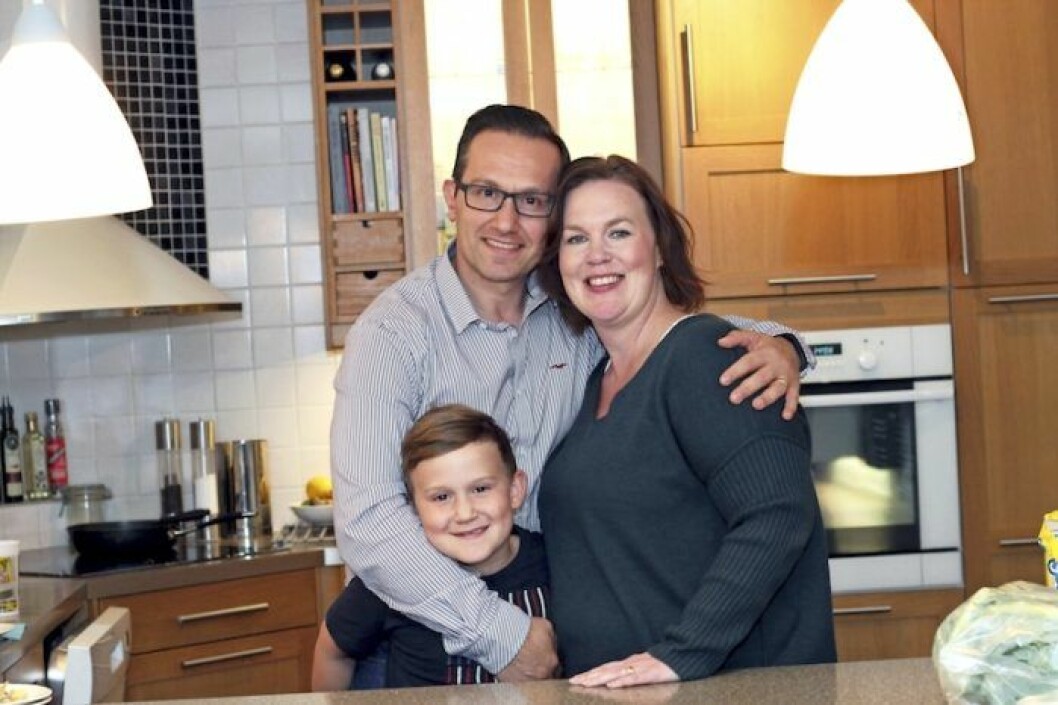 Familjen betyder allt. Här kramar Ali sonen Adrian och Therese.