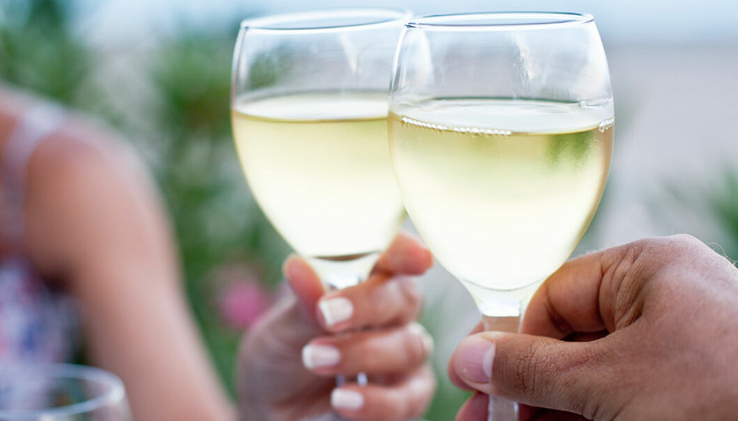 Två händer skålar med alkoholfritt, trenden som är hetare än någonsin