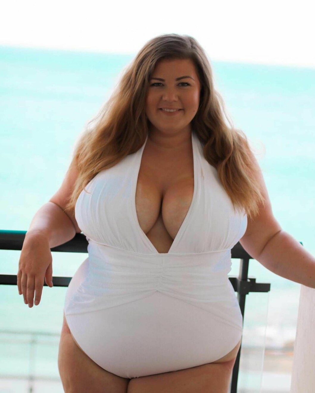 Linda-Marie Nilsson får ta emot näthat varje dag för sin kropp. Nu deltar hon i uppropet #släppsarongen Foto: Privat Linda-Marie Nilsson med havet i bakgrunden.