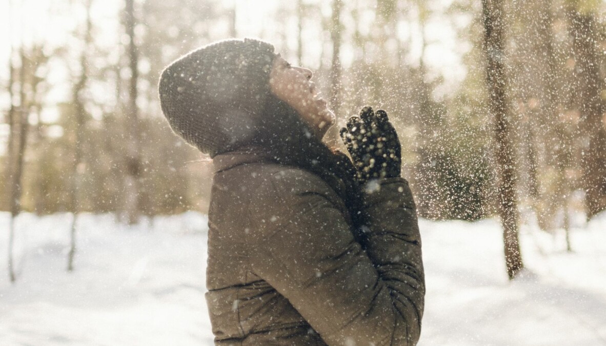 Kvinna som verkar nysa på grund av kylan – hon kan vara allergisk mot kyla.