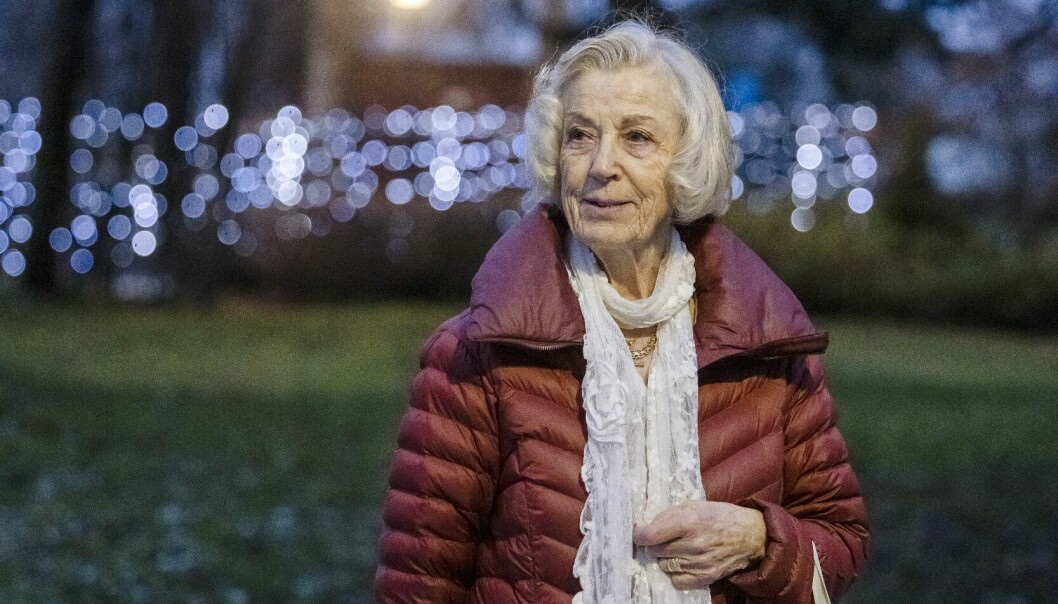 Ingrid står utomhus i röd dunjacka.