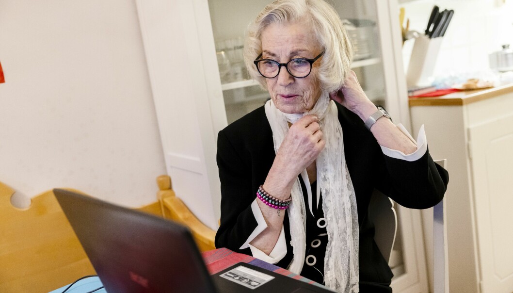 Ingrid blev manipulerad att skicka en intim film på sig själv, som ”Dave” utnyttjade för att utpressa henne med. Ingrid sitter vid datorn. Hon har en vit sjal runt halsen och svarta glasögon på sig.