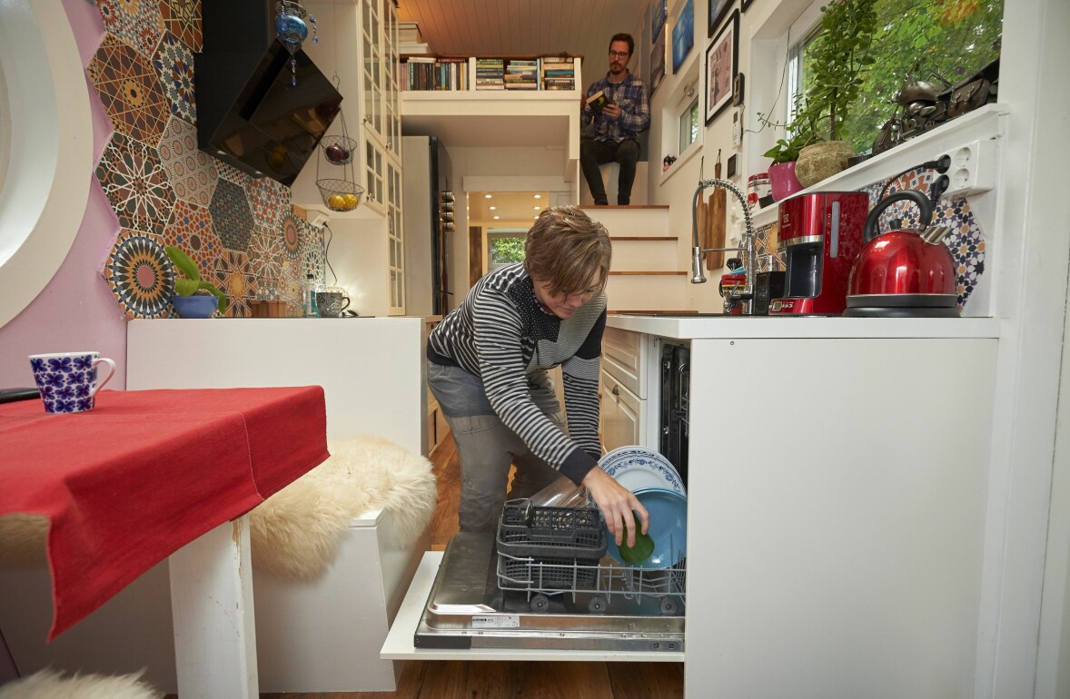 Allting i huset är exakt beräknat och måttbeställt för att passa in. Diskmaskinen går precis att öppna utan att luckan slår i soffan mittemot. Allt i huset är noga måttanpassat och därför slår diskmaskinen inte i den närbelägna matplatsgruppen när Marita öppnar den.