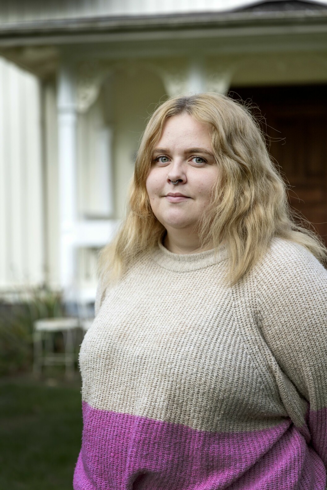 Amanda älskar att vara kreativ och gärna med humor. Det gäller att hon förnyar sig när hon presenterar Stefan. Stefans matte Amanda utanför huset där hon bor på landet.