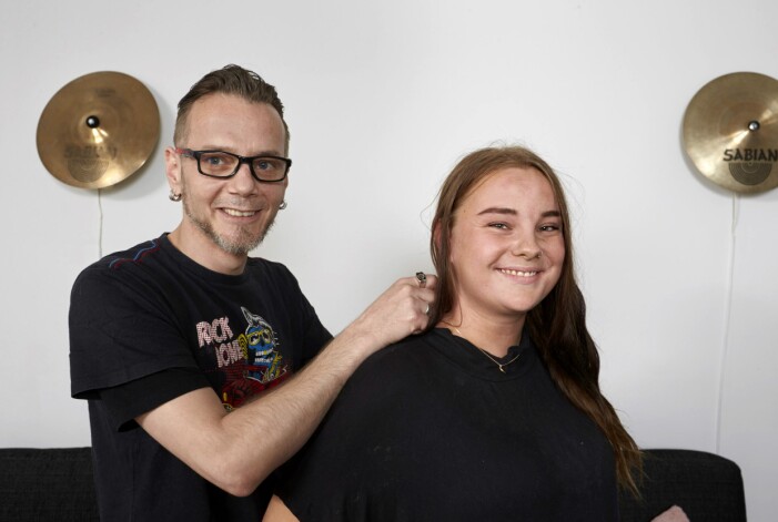 Amanda får Allers guldhjärta av Nedzad som tack för att hon vågade närma sig misshandeln i Bergsjön. Taxichauffören Nedzad Kuckovic var nära att dö efter en misshandel i Bergsjön, Göteborg. Amanda Sjölander räddade förmodligen hans liv. Här ger han henne Allers guldhjärta.