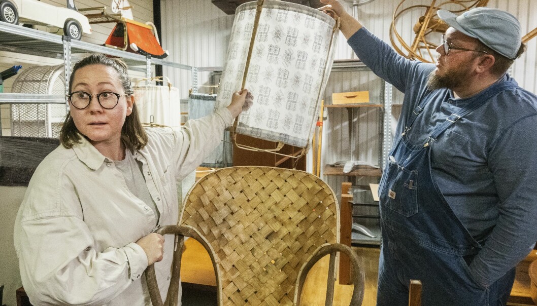 Amanda och Petter säljer begagnade iordninggjorda kvalitetsmöbler. Den flätade korgstolen, ritad av den kände arkitekten Le Corbusier.