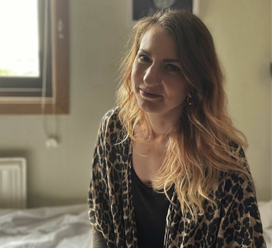 Amanda hade lätt för att lära och gillade skolan. Men rasterna gav henne ångest, eftersom hon hade svårt med det sociala samspelet, berättar hon. Amanda på besök i föräldrahemmet, annars bor hon i London.