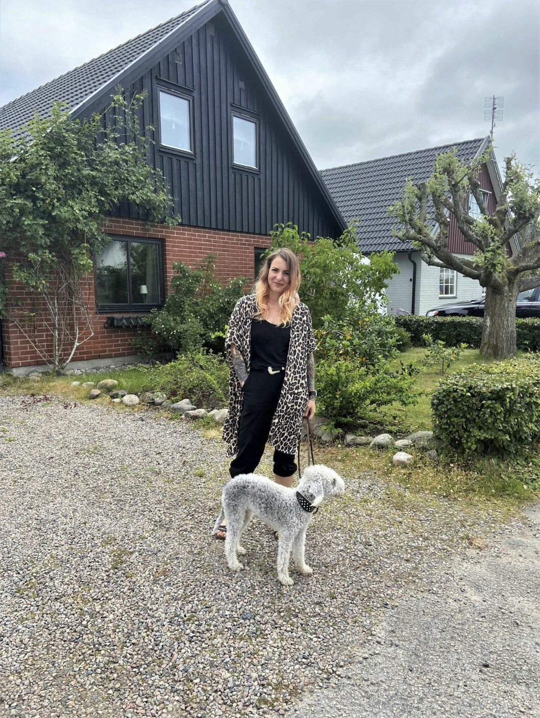 Amanda växte upp i Bua, utanför Varberg, där föräldrarna fortfarande bor. Själv har hon nuförtiden sin vardag i London. Amanda med bedlingtonterriern Billa, utanför familjens hus.