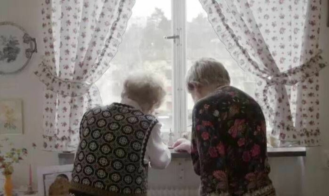 Amie är ett år äldre än Dagny. De minns krigsvintrar, män och mindre rynkor. Foto: Ur dokumentären/SVT Amie är ett år äldre än Dagny Carlsson.