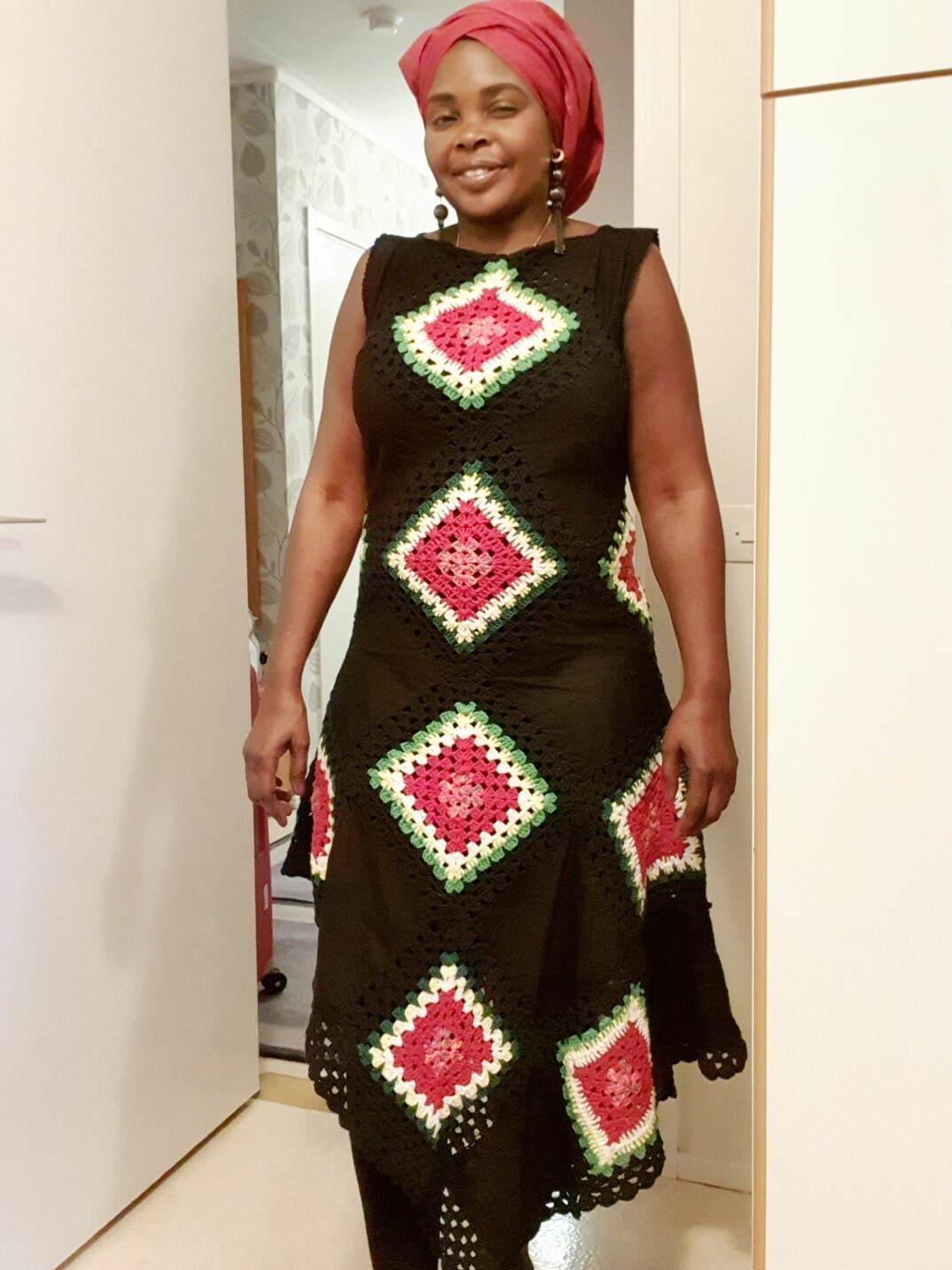 Amina i sin virkade klänning med tydlig inspiration från designern Oscar de la Renta. Amina Yusuf Nassim har virkat kopia av en virkad Oscar de la Renta klänning med mormorsrutor.
