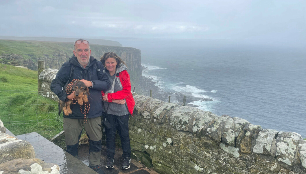 Anders, Annika och taxen Peps är vid havet på halvön Dunnet Head i Skottland.