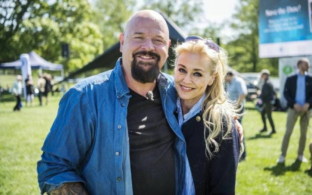 Anders Bagge och Johanna Lind är <a href="https://www.allas.se/tv/anders-bagges-brollop-blir-tv-program-cirkus-bagge/" target="_blank" rel="noopener">nygifta sedan i somras</a>. Bild: IBL Anders Bagge och Johanna Lind har gift sig.