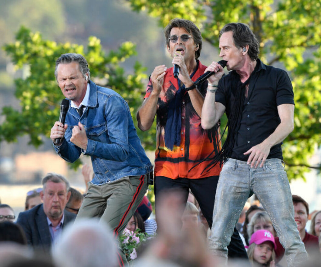 Anders Glenmark, Niklas Strömstedt och Thomas Orup Eriksson på Sollidenscenen på Skansen. Bild: IBL Bildbyrå Anders Glenmaark, Thomas Orup Eriksson, Niklas Strömstedt (GES) i Allsång på Skansen 2018.