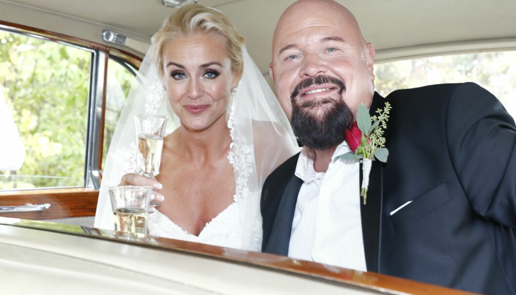 Johanna Lind och Anders Bagge i bröllopskläder i en bil.