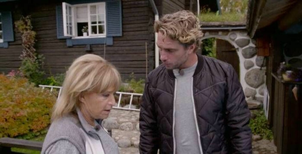 Anders Öfvergård hälsar på Barbro ”Lill-Babs” Svensson i nya programmet <em>Anders knackar på</em>. Foto: TV4 Anders Öfvergård hälsar på Barbro "Lill-Babs" Svensson i nya programmet Anders knackar på.