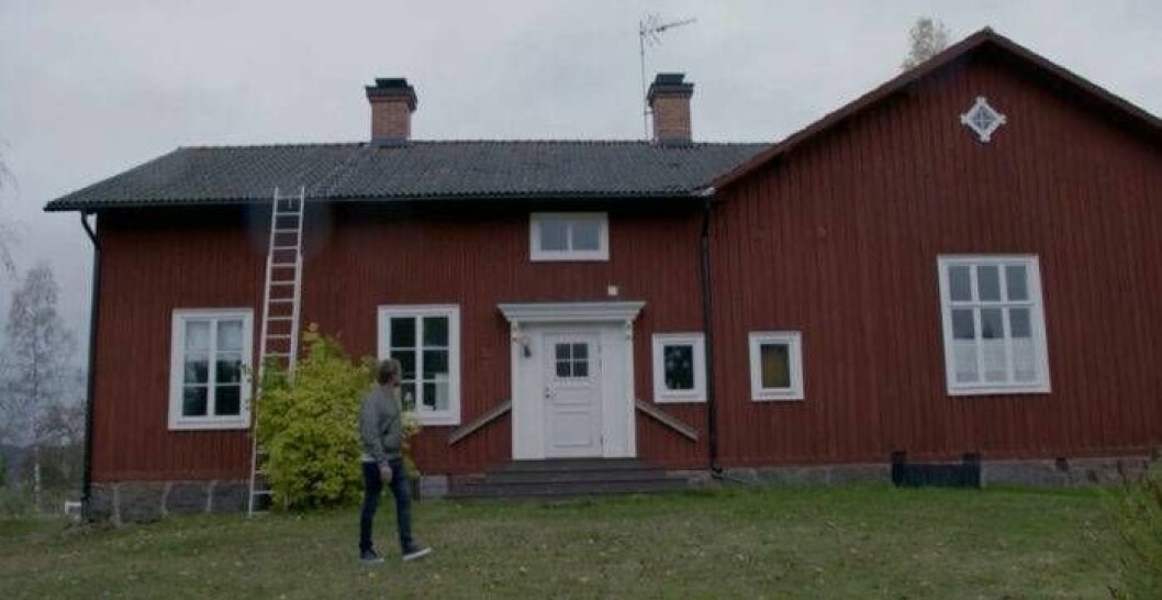 Anders Öfvergård utanför Martin Stenmarcks och Hanna Hedlunds fritidshus