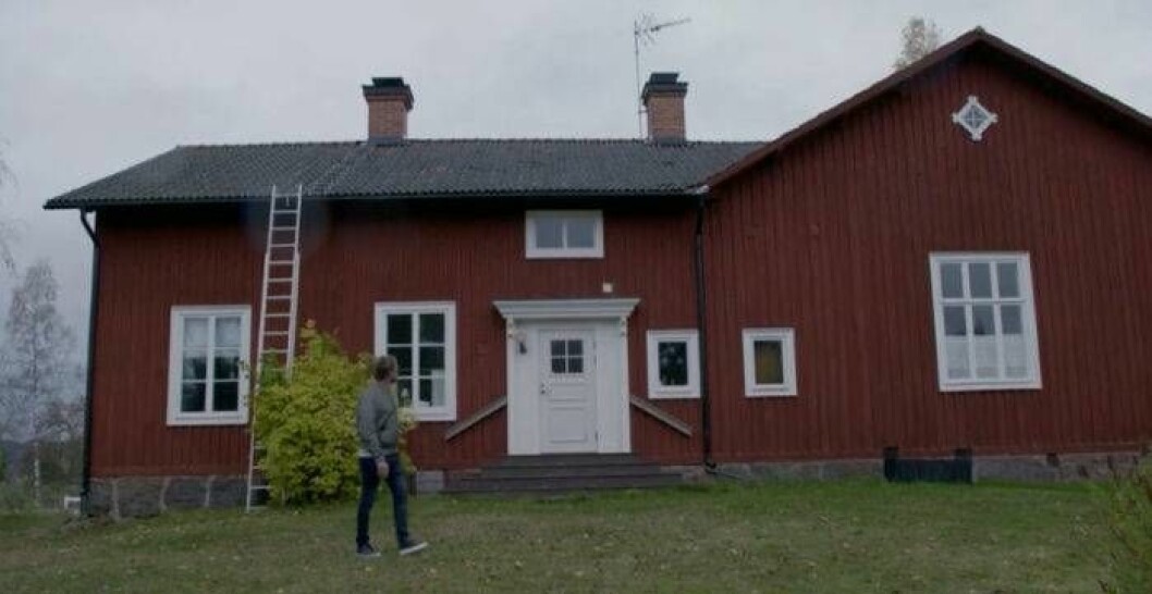 Anders Öfvergård hälsar på i Martin Stenmarcks och Hanna Hedlunds fritidshus i Hälsingland. Foto: TV4 Anders Öfvergård utanför Martin Stenmarcks och Hanna Hedlunds fritidshus