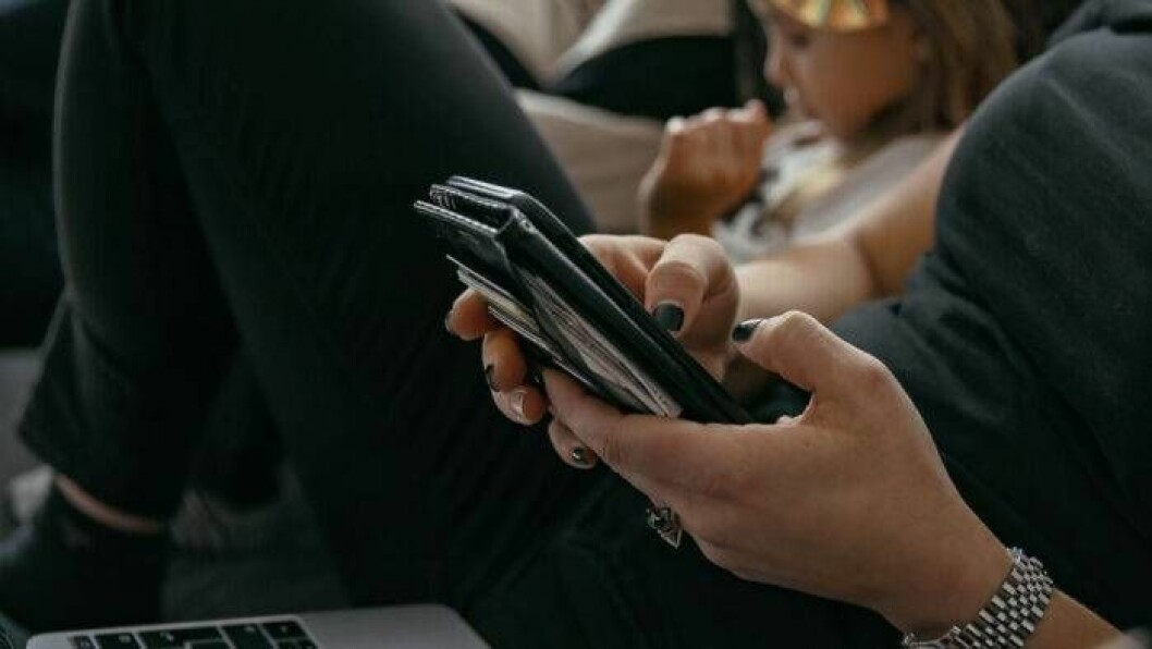 Hur mycket tid lägger du själv på att skrolla? Foto: Linn Marnfeldt/Itv Studios Sweden Kvinna skrollar på sin telefon.