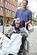 Alexander körs i rullstol av sin pappa under sjukdomstiden.