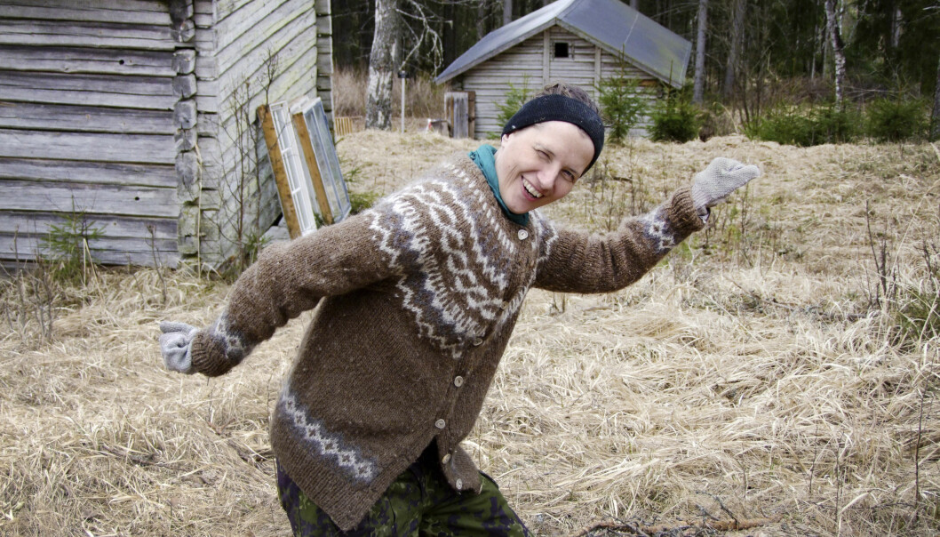 Projektet att flytta till vildmarken gick ut på att få frihet. Men till slut kände sig Andrea fångad. Andrea spexar framför en stuga i skogen.