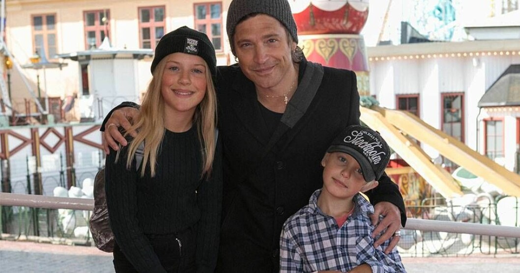 Andreas Johnson med barnen Ella och Tim.