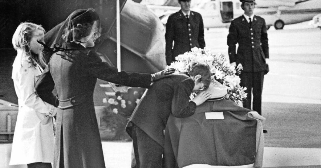 Änkan och barnen till den dödade västtyske militärattachén Andreas von Mirbach tar gråtande farväl när hans stoft transporteras hem från Bromma flygplats. Andreas von MIrbach dog i ambassaddramat 1975