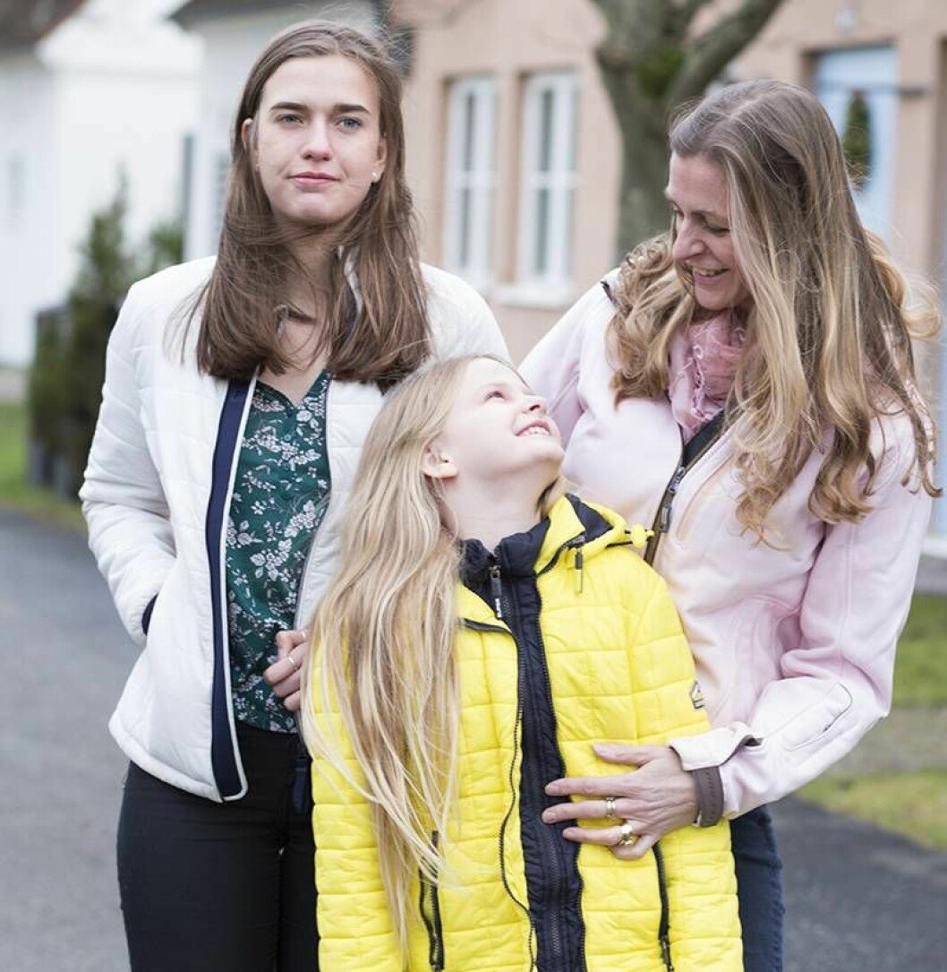 ”Jag retar mig inte längre på småsaker och är tacksam över det lilla i livet”, säger Annette med döttrarna Freja och Ellinor. Foto: Pernilla Wästberg. Annette med döttrarna Freja och Ellinor