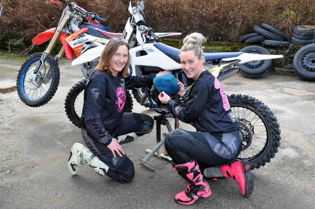 I sporten ingår det att kunna meka lite med sin motorcykel. Foto: Per-Ola Ohlsson Två kvinnor mekar med en motocross-cykel.