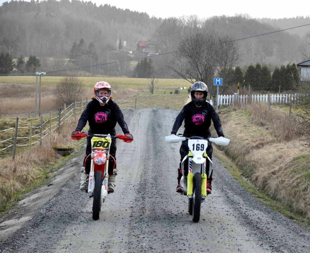 Varken Anette eller Malin tävlar i motocross, utan kör för att det är roligt. Foto: Per-Ola Ohlsson Två kvinnor kör motocross på en grusväg.