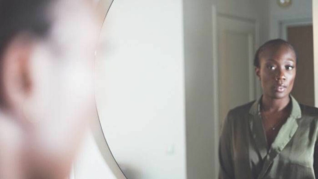 Spegelbilden av sig själv utan hår är ovan än i dag. Foto: Louise Andersson Angela Nakitende har alopecia och har rakat av sig allt hår.