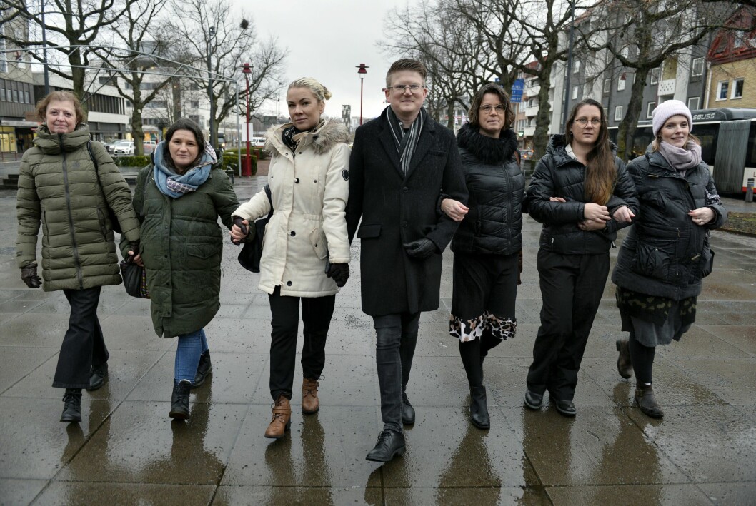 De har hittat sammanhållning och stöd i sorgen. Från vänster Carola Karlsson, Katarina Melin, Annica Samuelsson, Daniel Isaksson, Malin Lindell, Anna-Lena Bjelke och Sofi Åkesson. De sju Änglaföräldrarna går arm i arm på en gata.