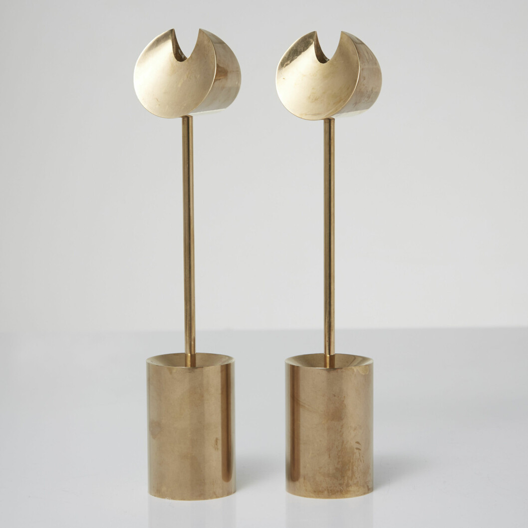 Harry Martinsons versepos <span class=" italic" data-lab-italic_desktop="italic">Aniara</span> har gett namn åt de här futuristiska skapelserna. Ett par cirka 20 cm höga mässingsljusstakar värderade Stockholms Auktionsverk till 1500 kronor. Två mässingsljusstakar.