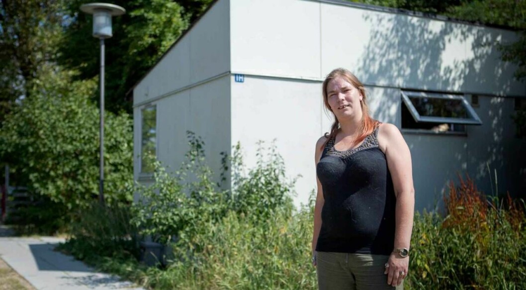 Anita framför sitt hus. 