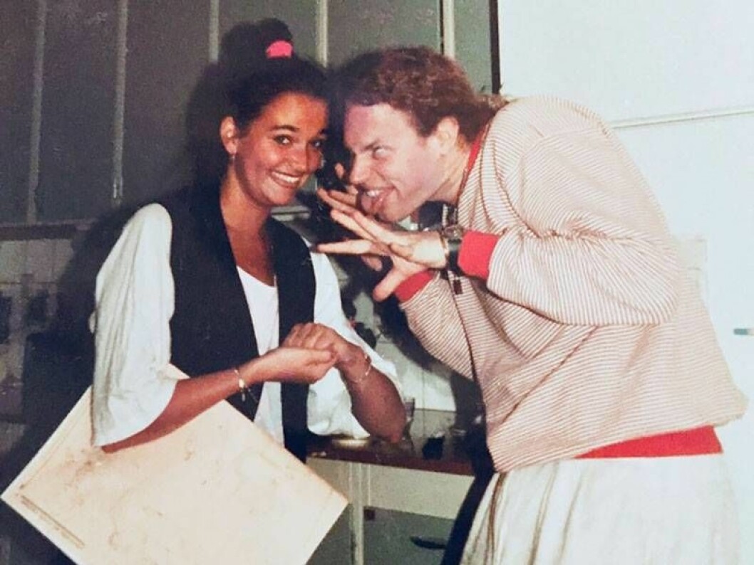 Året är 1986 och Johan spexar med mig. Under armen har jag de seriestroppar han satte upp på min dörr. Anja Kontor och vännen Johan