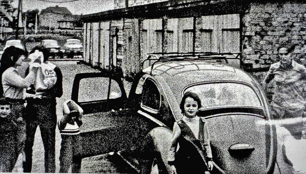 Anja Kontor som barn med sin familj i DDR vid familjens VW.