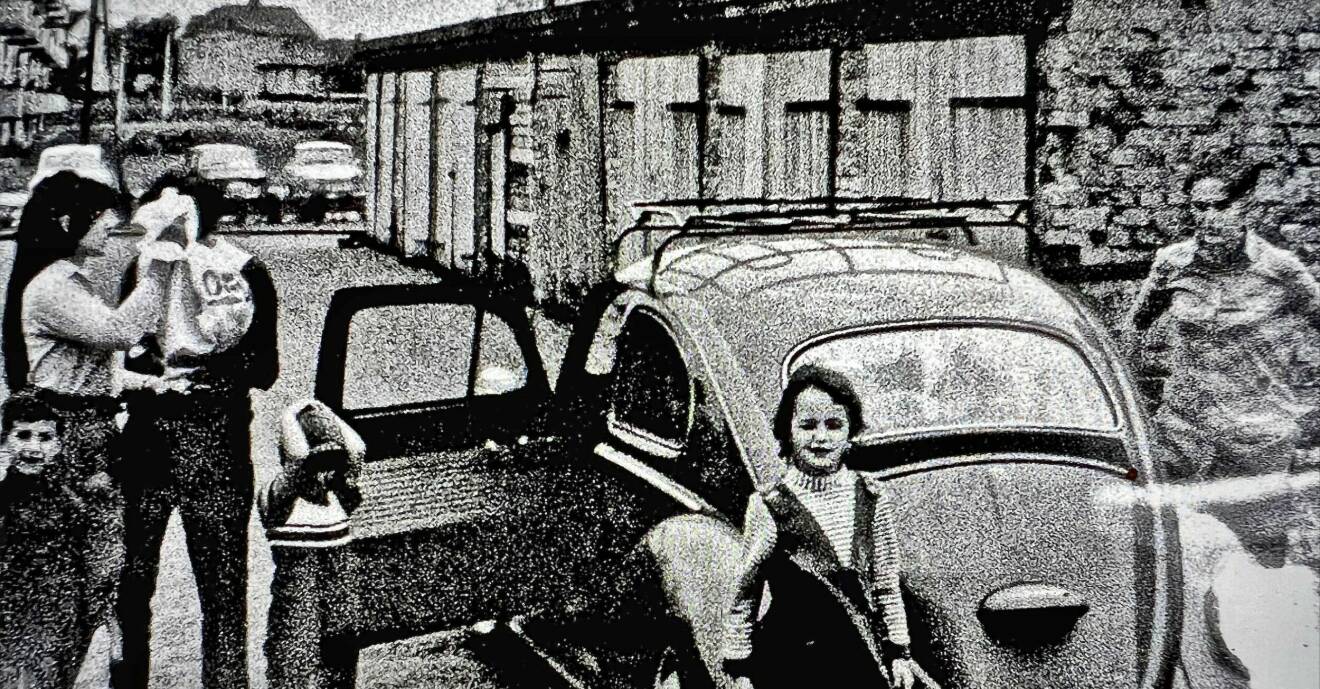 Anja Kontor som barn med sin familj i DDR vid familjens VW.