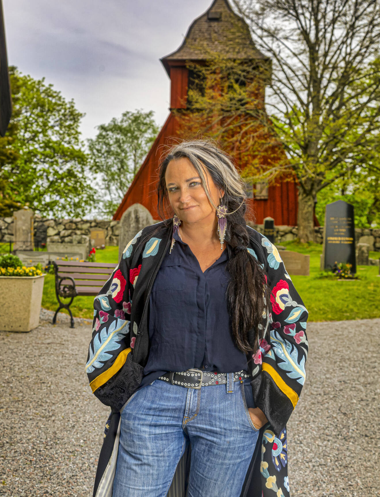 Anja Kontor framför kyrkan i Husby-Ärlinghundra där hon konfirmerades.